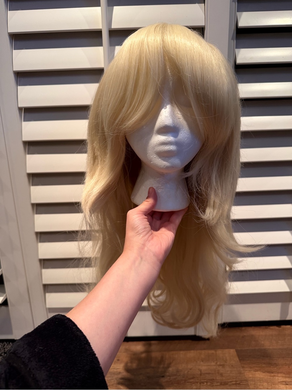 Blonde Layered Wig with Side-Swept Bangs - Soft Long Hair Halloween Cosplay